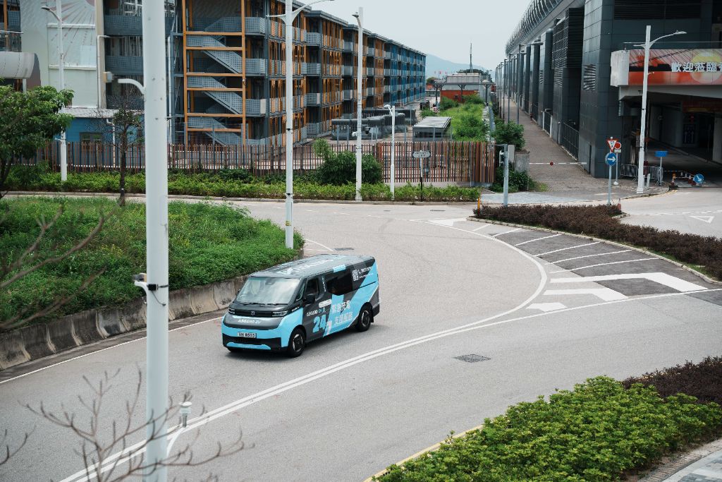 Asgard EV 流動充電車行駛於香港街道